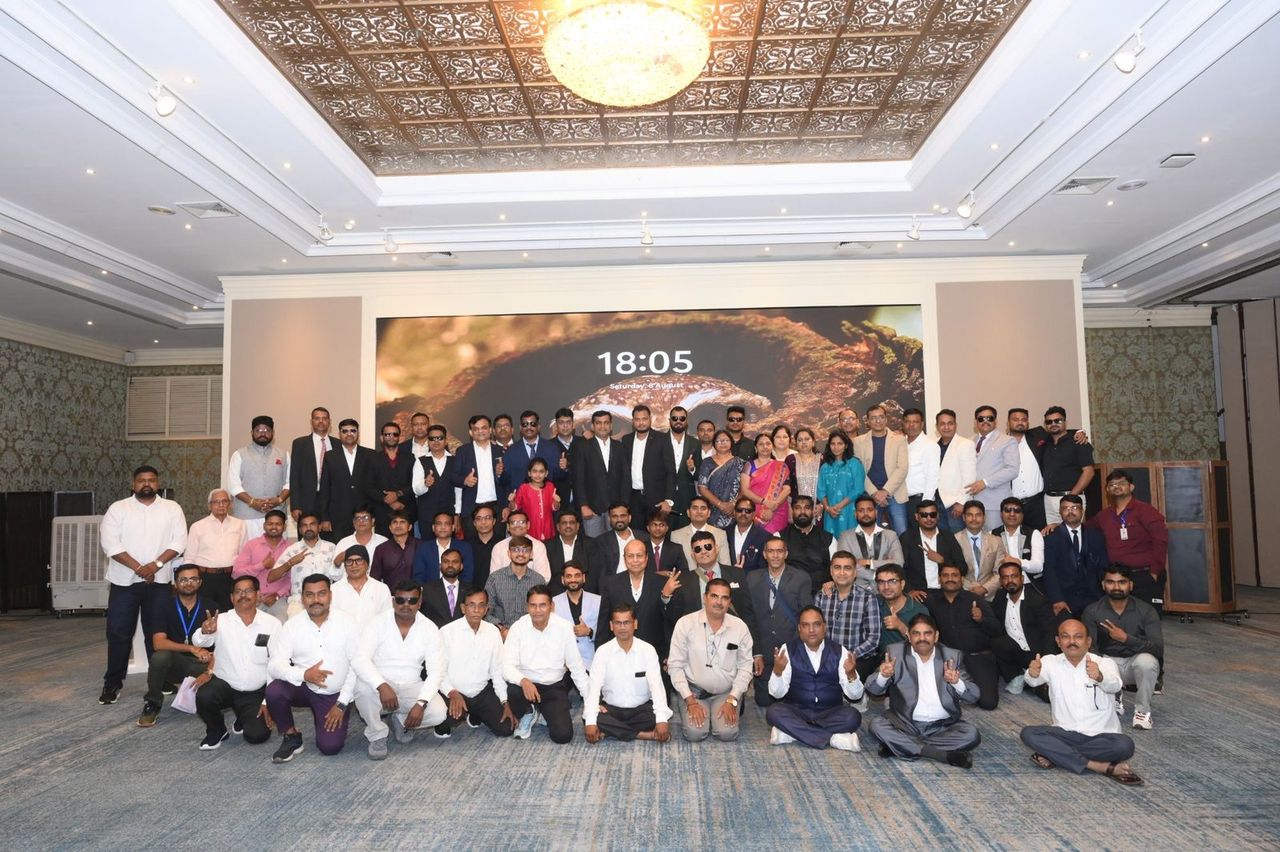 A full room of members at a TheLeadeX leadership summit